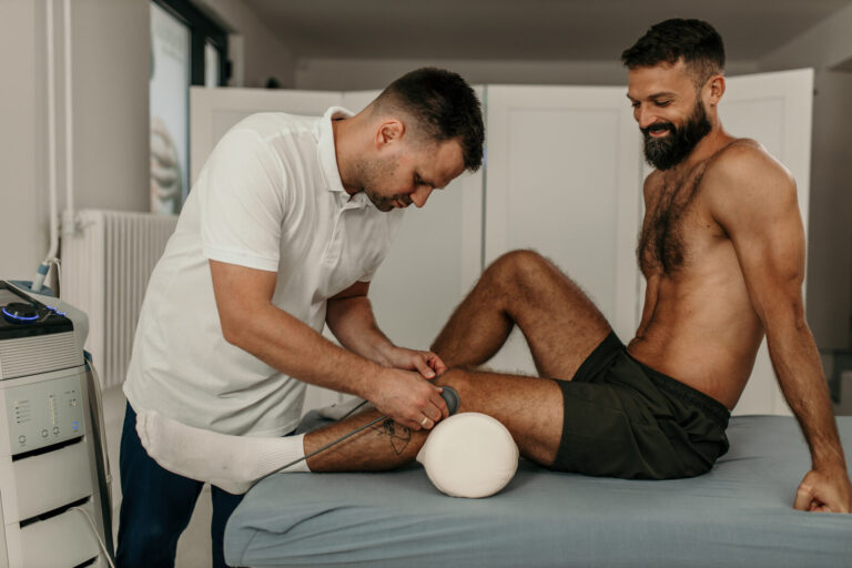 Physiotherapie nach OP in Mettmann – Therapeut behandelt das Knie eines Patienten