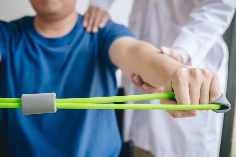 Therapeut führt neurologische Therapie zur Verbesserung von Balance und Bewegung durch.