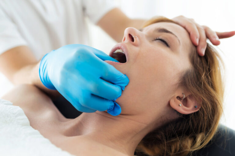 Physiotherapeutische Behandlung bei Bruxismus und CMD mit manueller Technik an der Kaumuskulatur