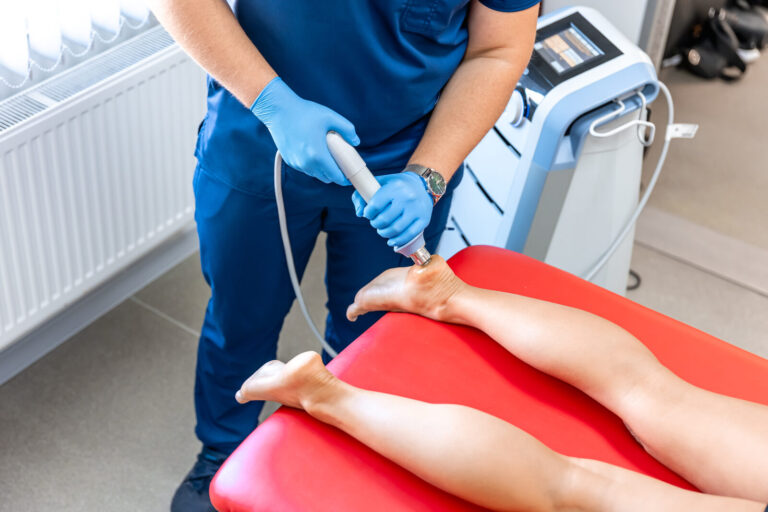 Ultraschalltherapie am Sprunggelenk zur gezielten Behandlung von Schmerzen und Entzündungen.
